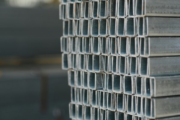 Tout savoir sur le tube acier carré : polyvalence et utilisations